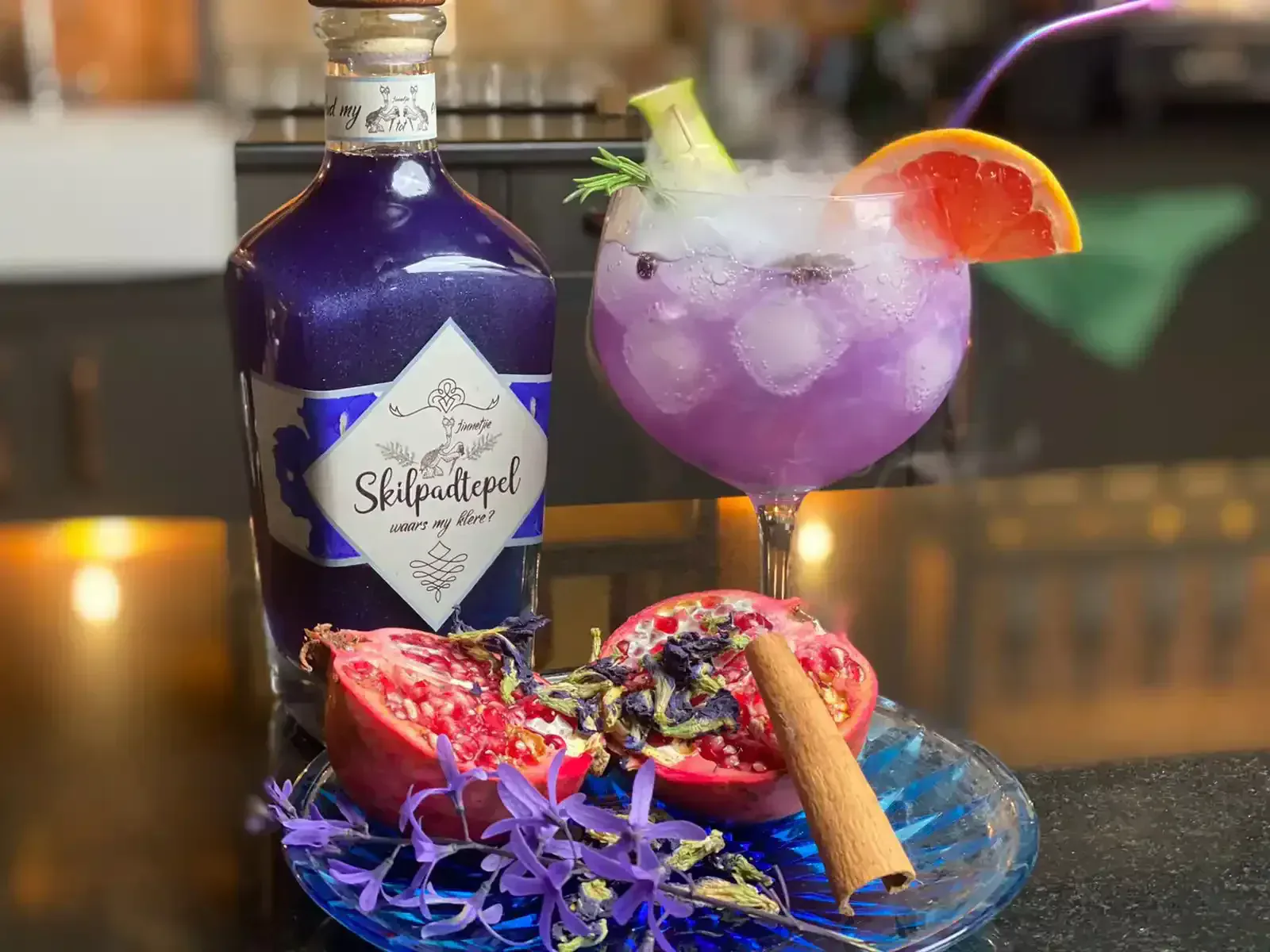 Skilpadtepel: klein Jinnetjie-bottel en jenewer skemerkelkies-bottels in ys